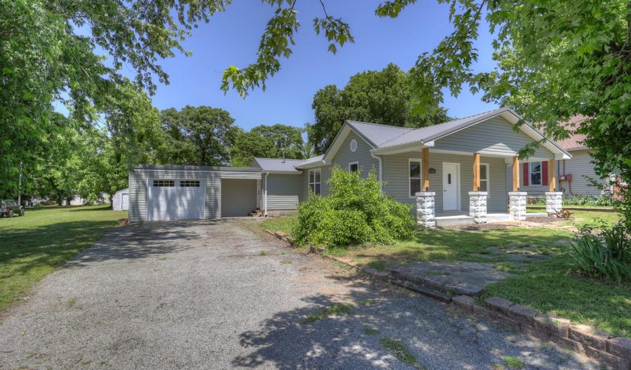 416 E 4th St, Baxter Springs, KS 66713 - 3 Beds, 2 Bath