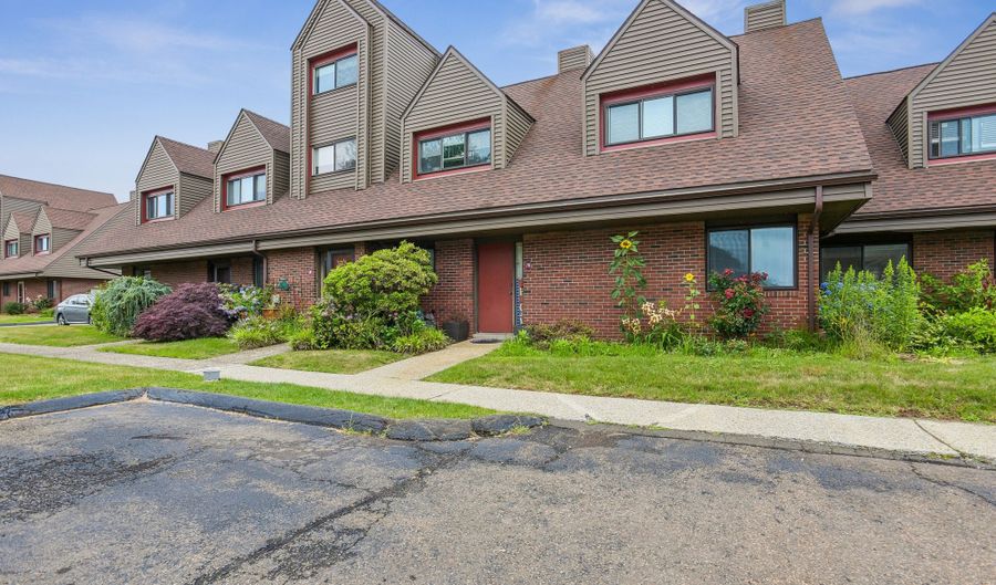 70 Montoya Dr 70, Branford, CT 06405 - 2 Beds, 2 Bath