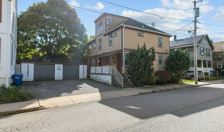 21 Slocum St, Newport, RI 02840 - 6 Beds, 4 Bath