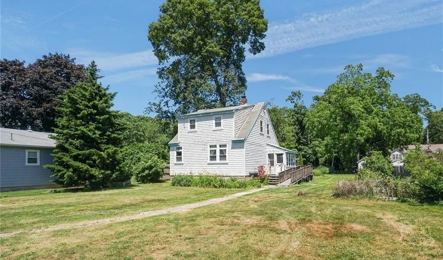32 Hoffman Ave, Cranston, RI 02920 - 4 Beds, 1 Bath