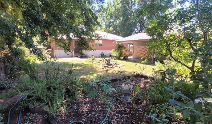 21092 Shelly Ln, Anderson, CA 96007 - 2 Beds, 2 Bath
