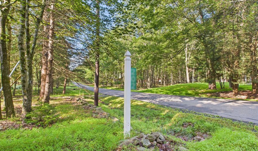 202 THORNBERRY Ln, Blakeslee, PA 18610 - 3 Beds, 2 Bath