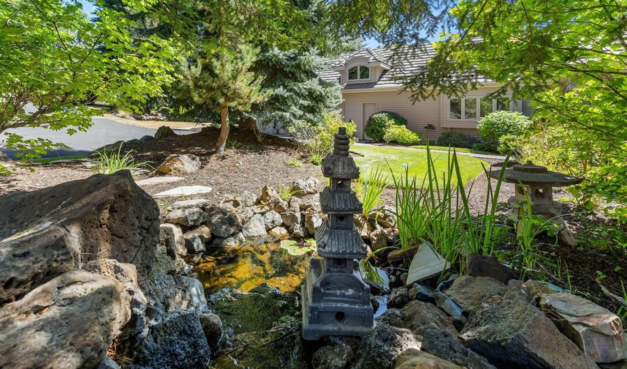 19490 Green Lakes Loop, Bend, OR 97702 - 3 Beds, 5 Bath