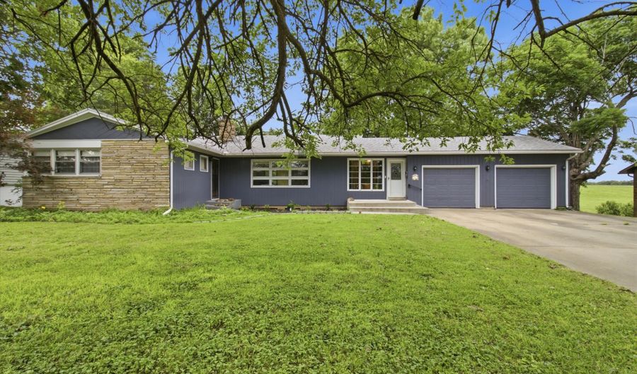 912 W Pleasant St, Aurora, MO 65605 - 3 Beds, 3 Bath