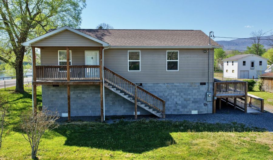 127 Calhoun St, Alderson, WV 24910 - 3 Beds, 2 Bath