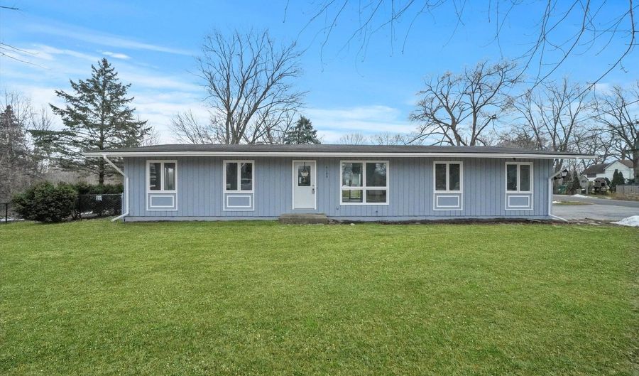 4108 S Country Club Rd, Woodstock, IL 60098 - 3 Beds, 2 Bath