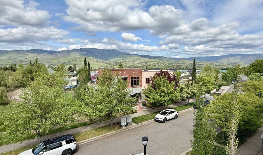 138 Clear Creek Dr, Ashland, OR 97520 - 2 Beds, 4 Bath