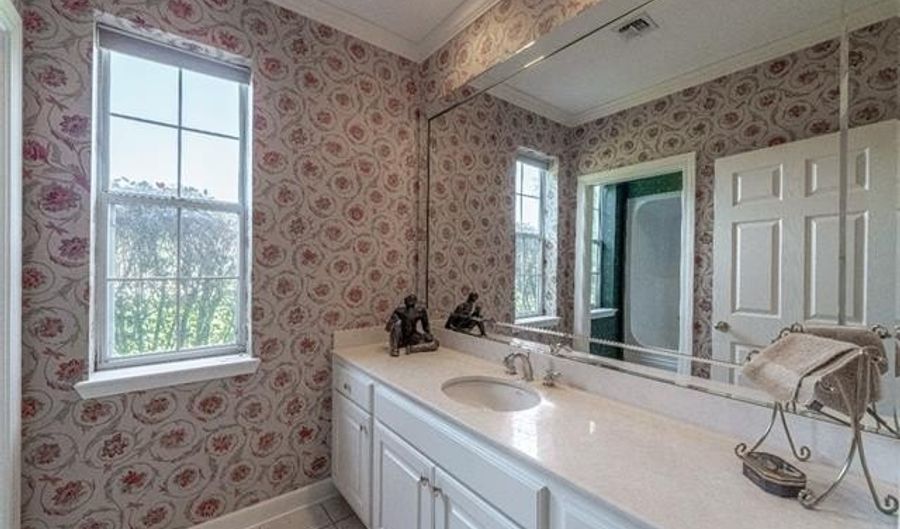 6724 TENNYSON OAKS Ln, Alexandria, LA 71301 - 4 Beds, 4 Bath