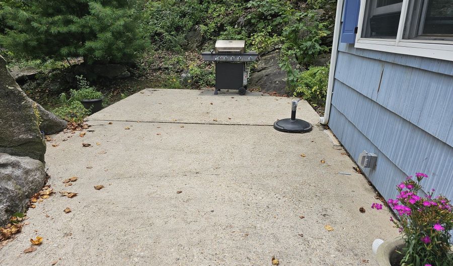 18 Harriet Ln, Darien, CT 06820 - 3 Beds, 1 Bath