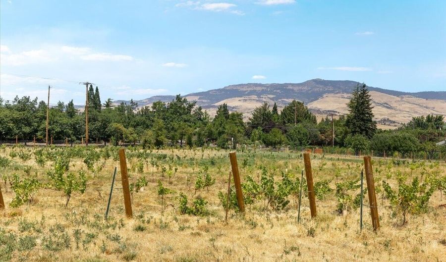 376 Crowson Rd, Ashland, OR 97520 - 4 Beds, 3 Bath