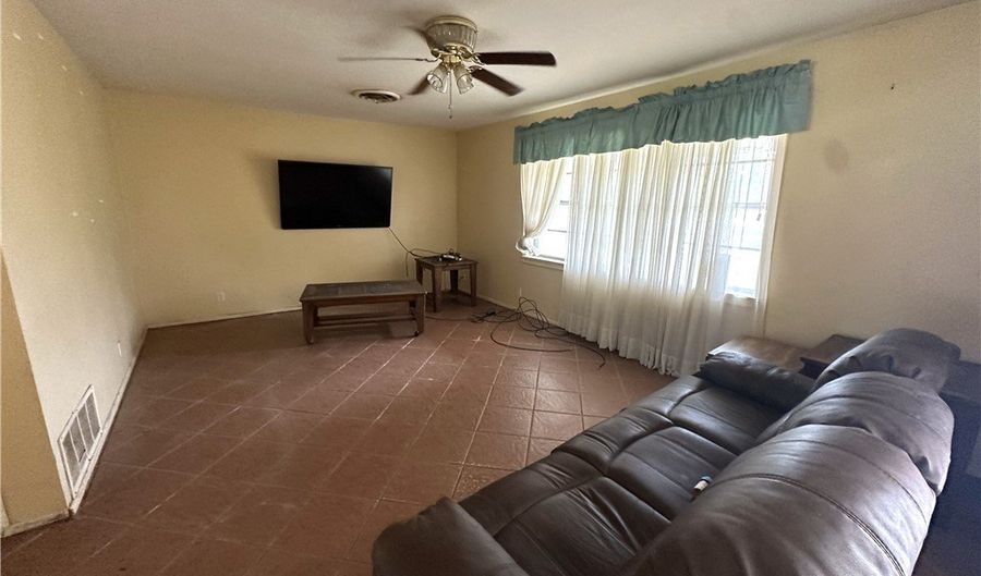 636 S 11th St, Aransas Pass, TX 78336 - 3 Beds, 3 Bath