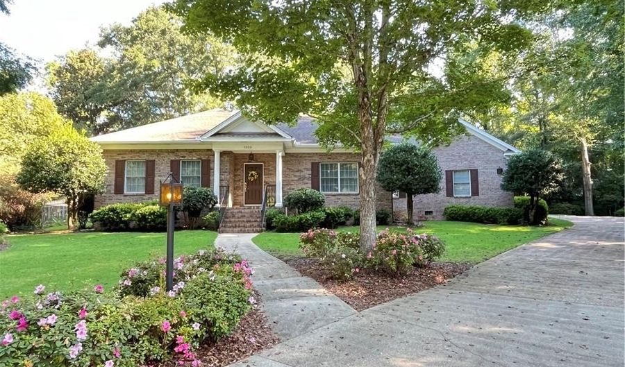 1322 HUNTINGTON Ct, Auburn, AL 36830 - 3 Beds, 3 Bath
