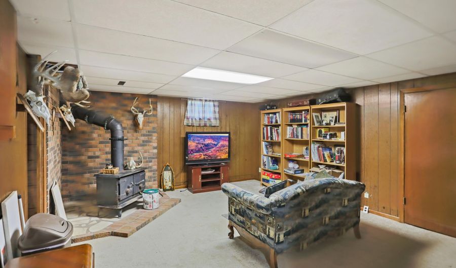1423 S 7th St, Aberdeen, SD 57401 - 6 Beds, 3 Bath