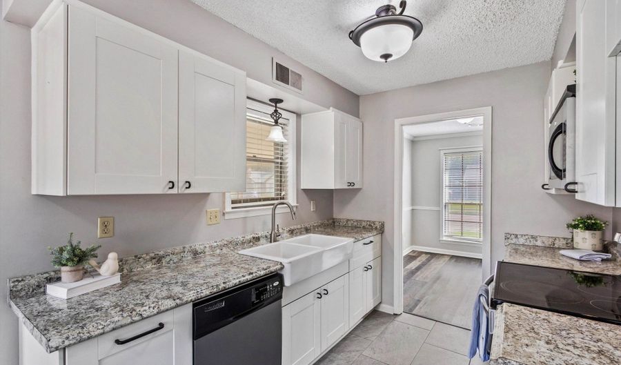 3877 SABAL HILL Dr, Bartlett, TN 38135 - 4 Beds, 2 Bath