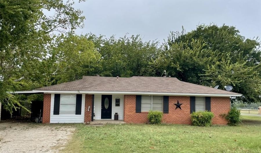 711 Denver St, Alvord, TX 76225 - 3 Beds, 1 Bath