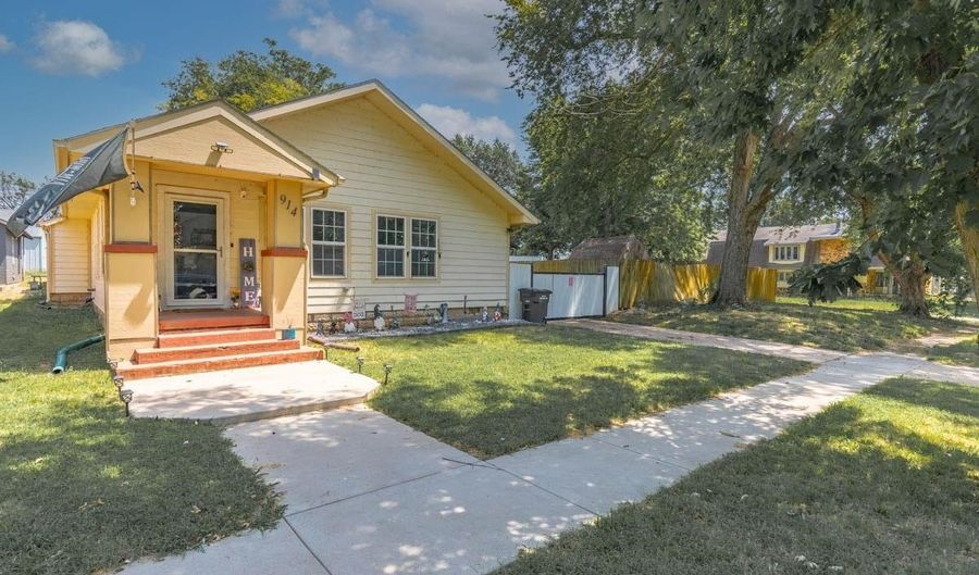 914 S A St, Arkansas City, KS 67005 - 3 Beds, 3 Bath