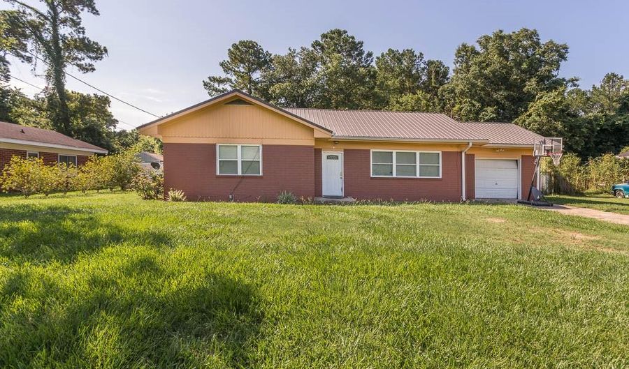 123 S Lake Dr, Brunswick, GA 31520 - 3 Beds, 2 Bath