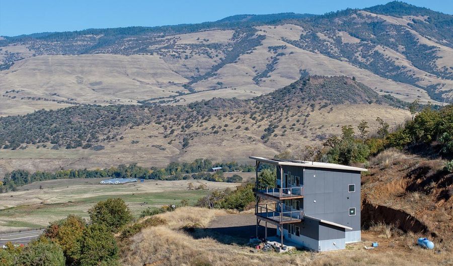 3152 Siskiyou Blvd, Ashland, OR 97520 - 2 Beds, 3 Bath