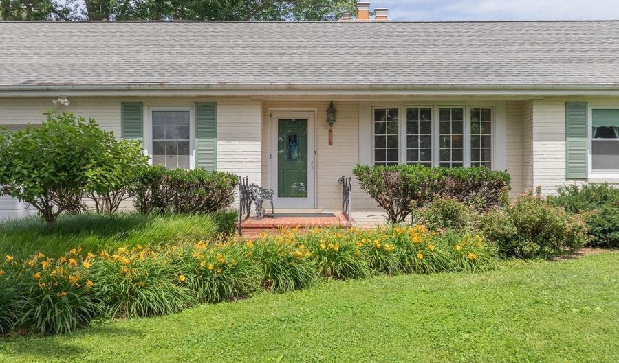 22520 PEACH TREE Rd, Boyds, MD 20841 - 3 Beds, 2 Bath