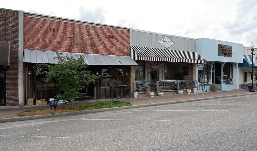 130 S Hutchinson Ave, Adel, GA 31620 - 0 Beds, 0 Bath