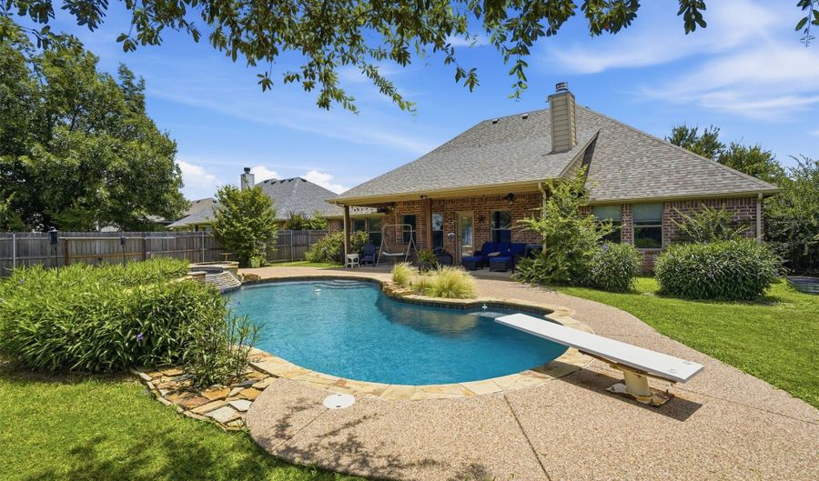 107 Clyde Dr, Aledo, TX 76008 - 5 Beds, 3 Bath