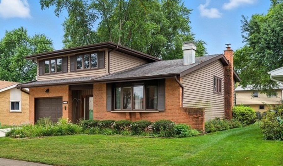 826 S Roosevelt Ave, Arlington Heights, IL 60005 - 3 Beds, 2 Bath