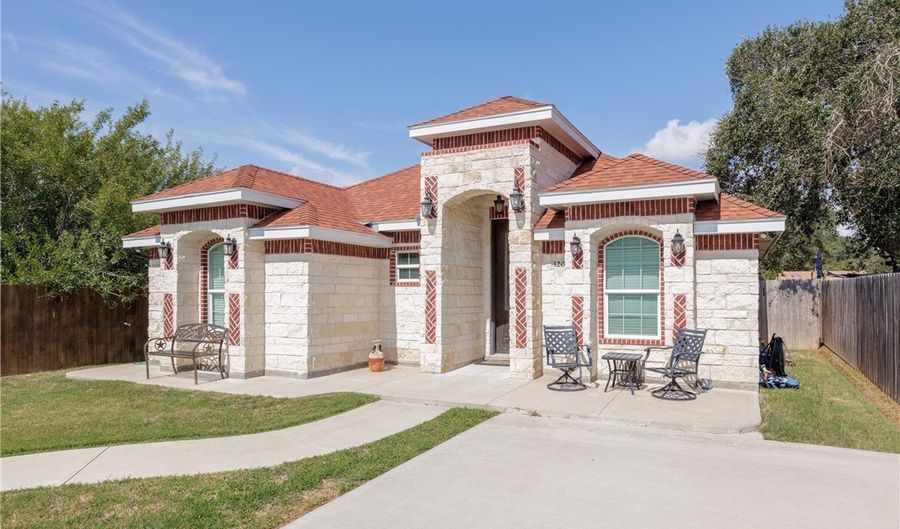 320 S 10th St, Aransas Pass, TX 78336 - 3 Beds, 2 Bath