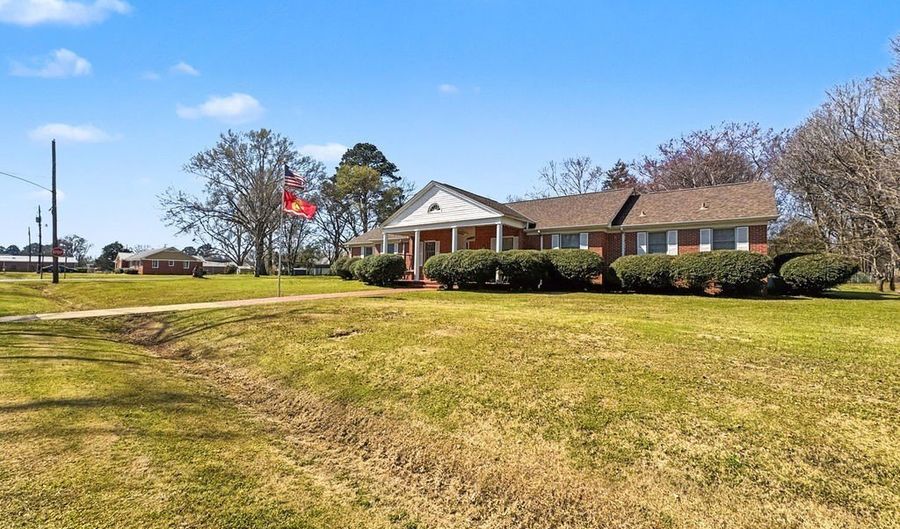 220 4th St SE, Aliceville, AL 35442 - 3 Beds, 3 Bath