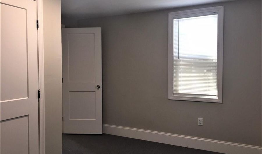 217 State St 1R, Bristol, RI 02809 - 2 Beds, 1 Bath