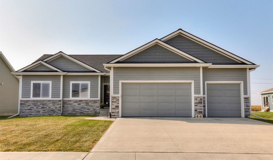 916 35th St SW, Altoona, IA 50009 - 5 Beds, 3 Bath