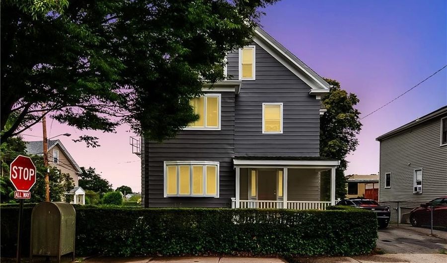 23 Vernon Ave 1, Newport, RI 02840 - 2 Beds, 2 Bath
