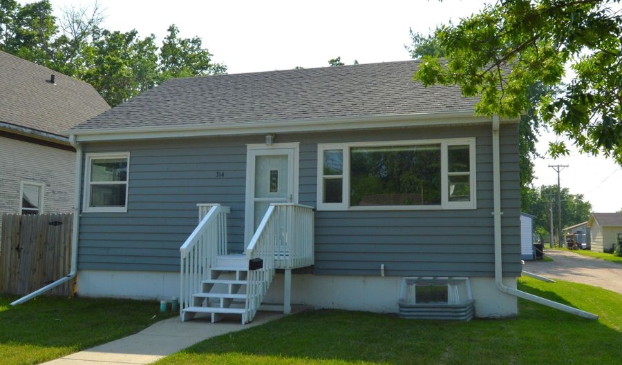314 S 9th St, Aberdeen, SD 57401 - 3 Beds, 2 Bath