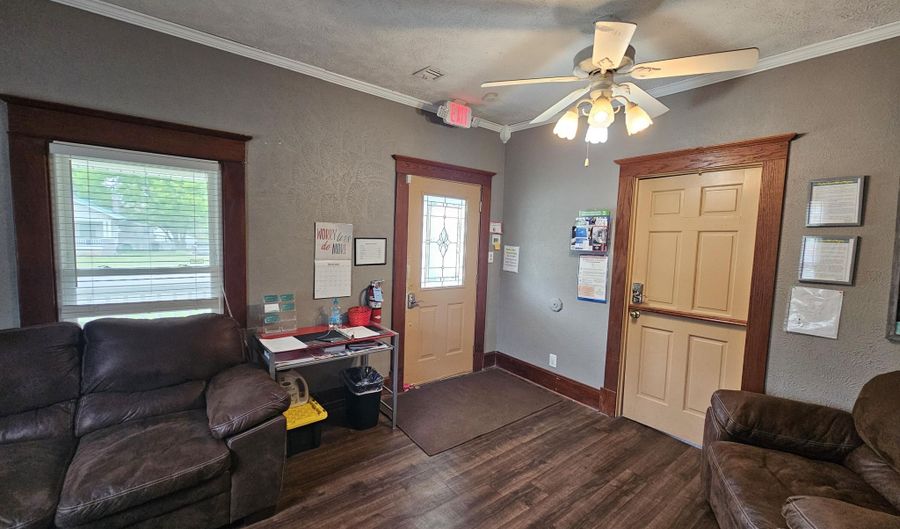 308 W Church St, Aurora, MO 65605 - 4 Beds, 1 Bath