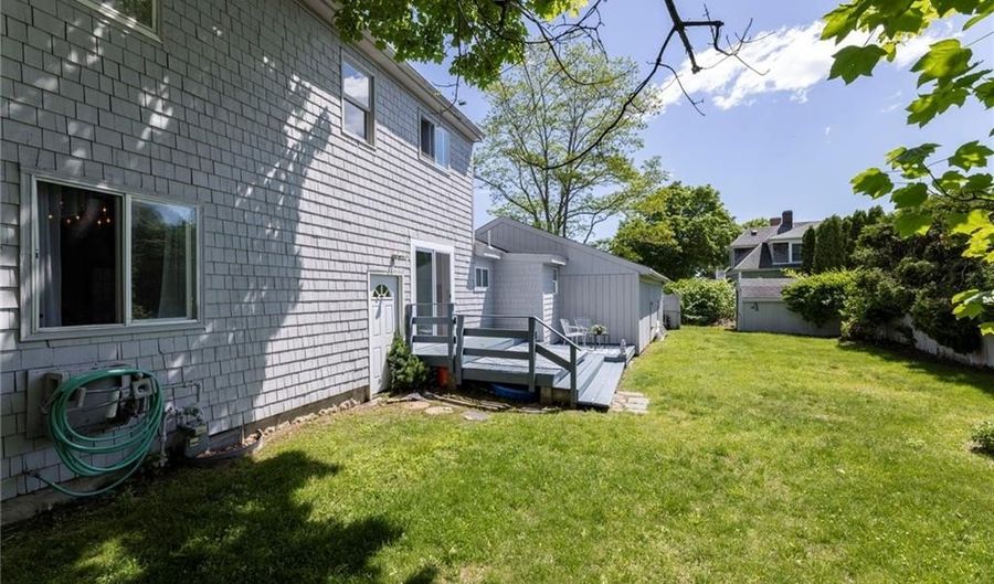 16 Courtway St, Narragansett, RI 02882 - 4 Beds, 2 Bath
