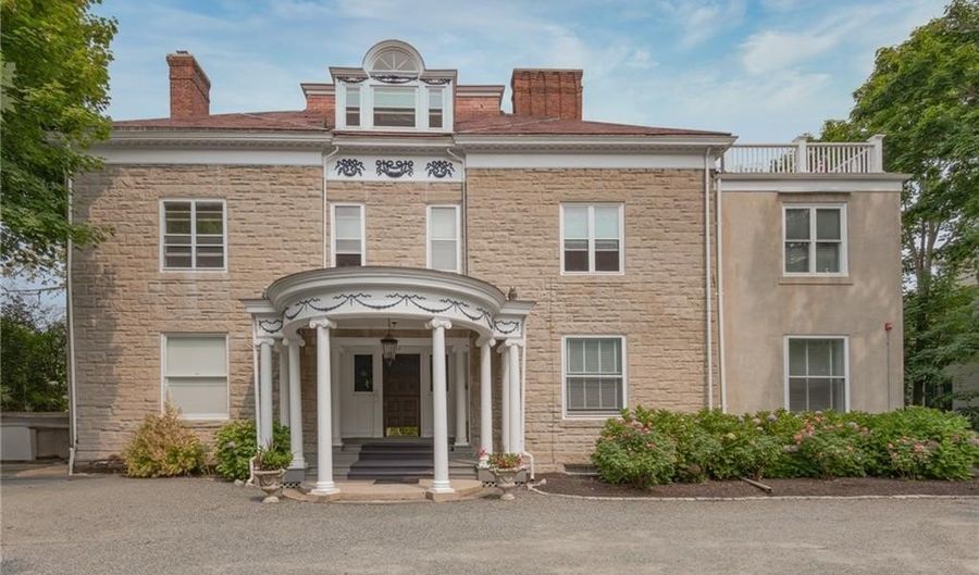 90 Rhode Island Ave 2, Newport, RI 02840 - 2 Beds, 2 Bath