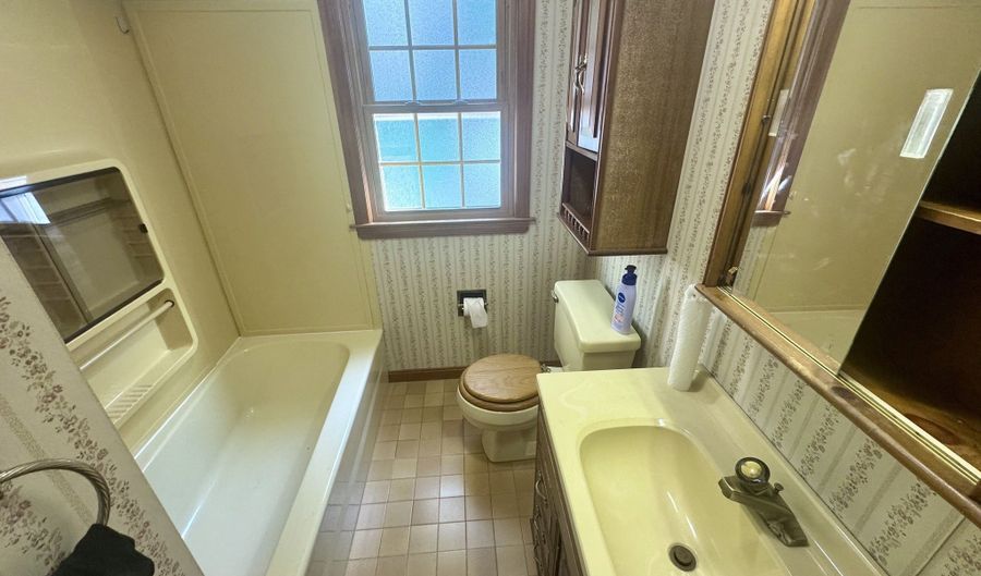 382 Quinn St, Naugatuck, CT 06770 - 3 Beds, 1 Bath