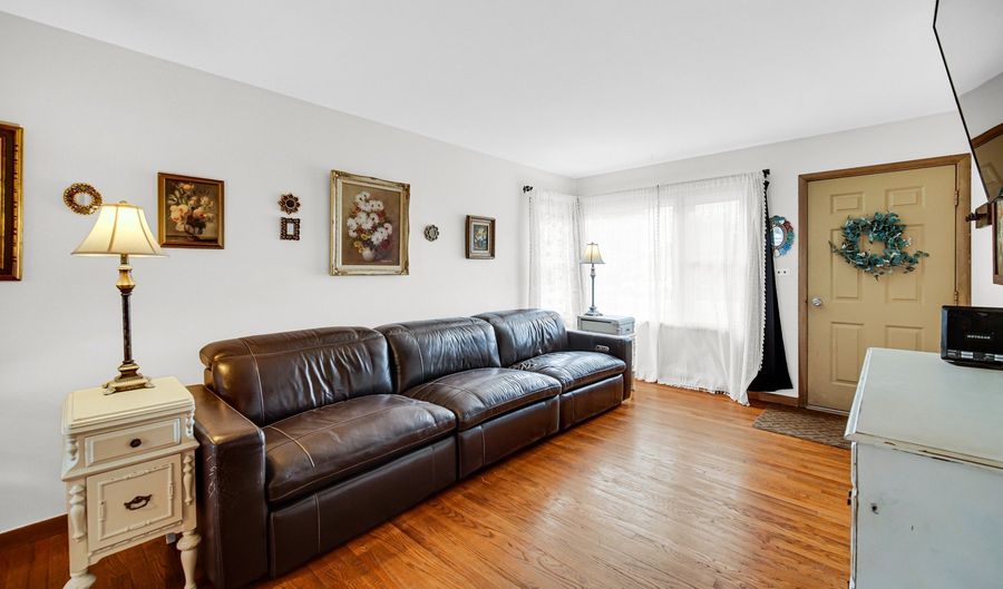 325 S Wisconsin Ave, Addison, IL 60101 - 3 Beds, 1 Bath