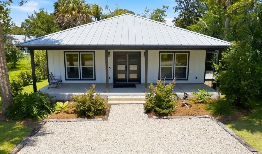 165 10th St, Apalachicola, FL 32320 - 2 Beds, 2 Bath