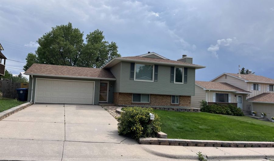 511 MONTCLAIR Dr, Cheyenne, WY 82009 - 4 Beds, 2 Bath