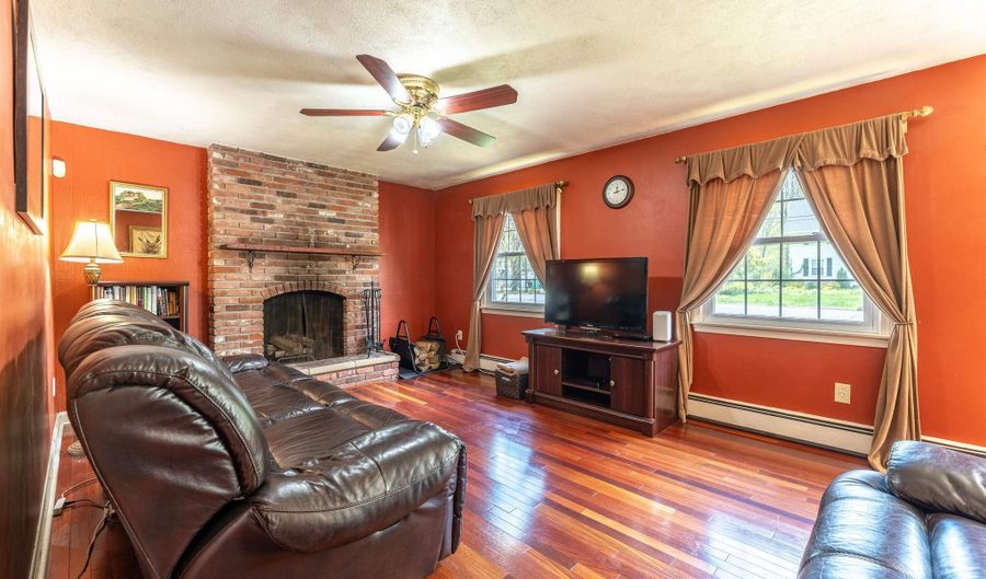 34 Oakhill Ave, Attleboro, MA 02703 - 3 Beds, 2 Bath