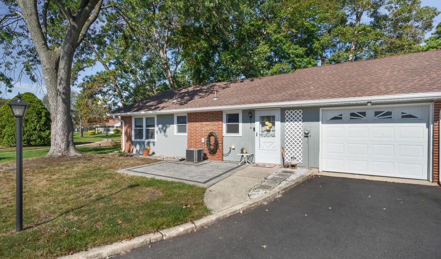 677 B New Castle Ct, Lakewood, NJ 08701 - 2 Beds, 1 Bath