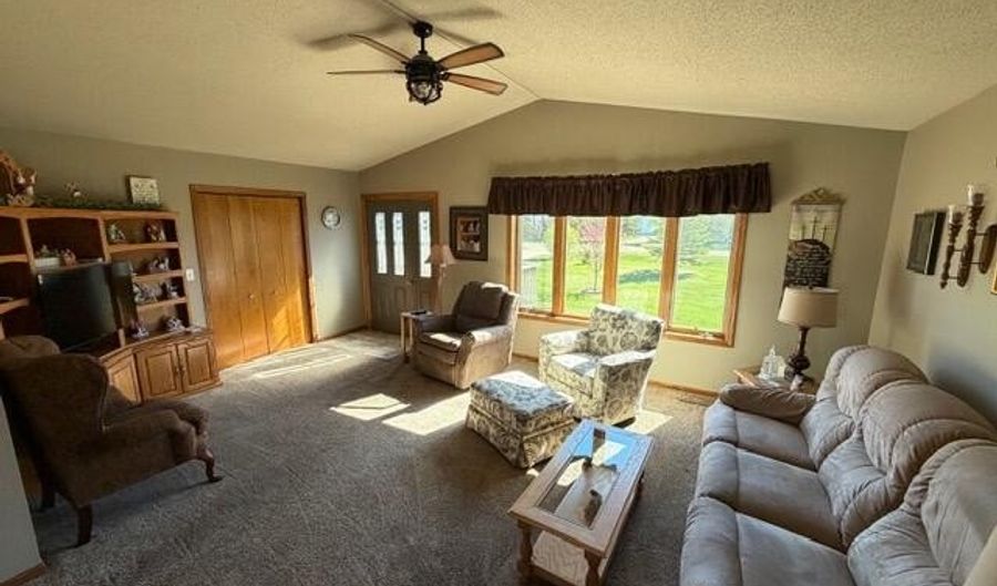 12867 E Pleasant Valley Dr, Aberdeen, SD 57401 - 4 Beds, 3 Bath