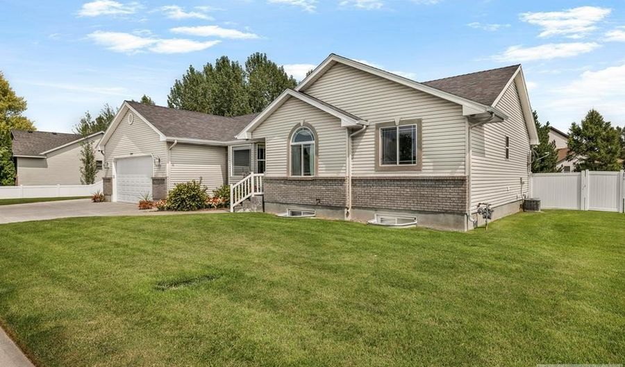 3864 E John Adams Pkwy, Ammon, ID 83406 - 3 Beds, 2 Bath