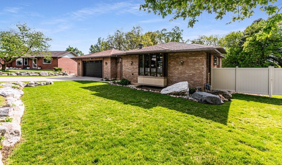 453 SHERIDAN, Centerville, UT 84014 - 5 Beds, 3 Bath