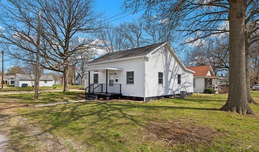 410 4th St, Carlyle, IL 62231 - 2 Beds, 1 Bath