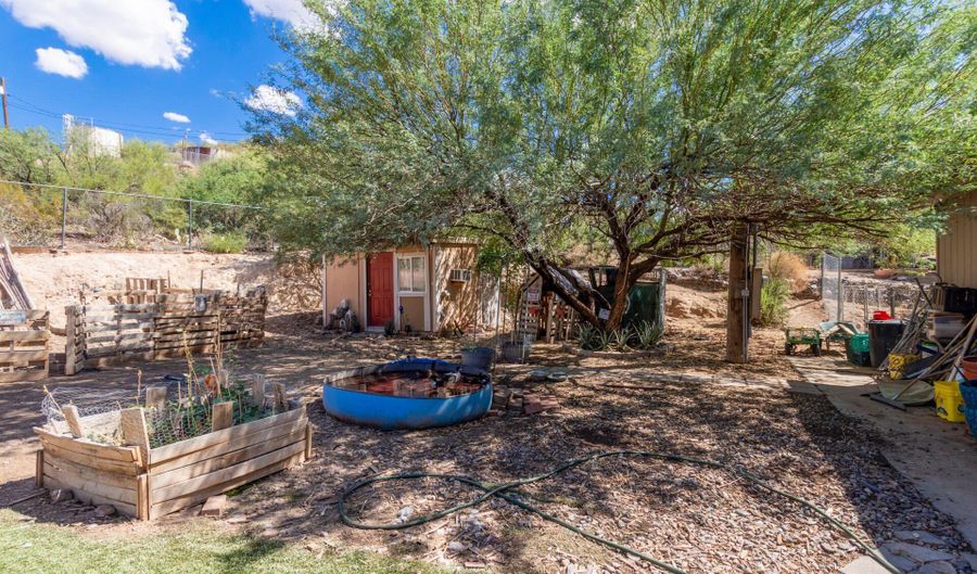 33541 S MOUNTAIN VIEW Rd, Black Canyon City, AZ 85324 - 2 Beds, 2 Bath