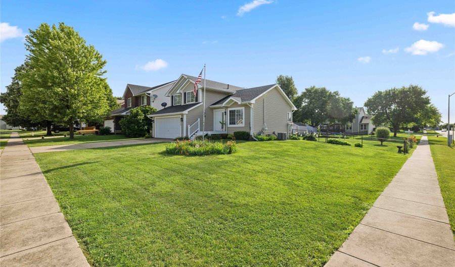 1215 7th Ave SE, Altoona, IA 50009 - 3 Beds, 3 Bath