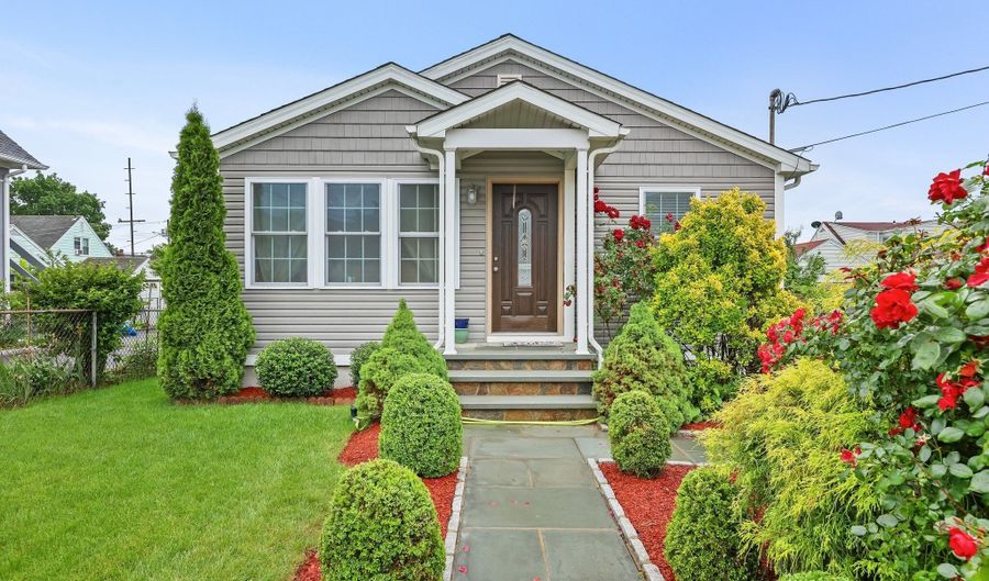 145 Arlington St, Bridgeport, CT 06606 - 3 Beds, 2 Bath