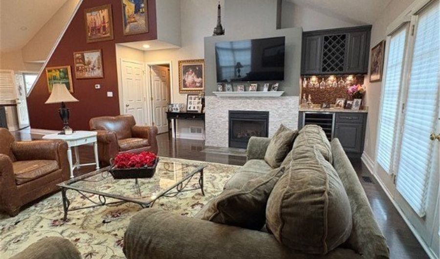 704 Elmwood Pt, Aurora, OH 44202 - 3 Beds, 3 Bath