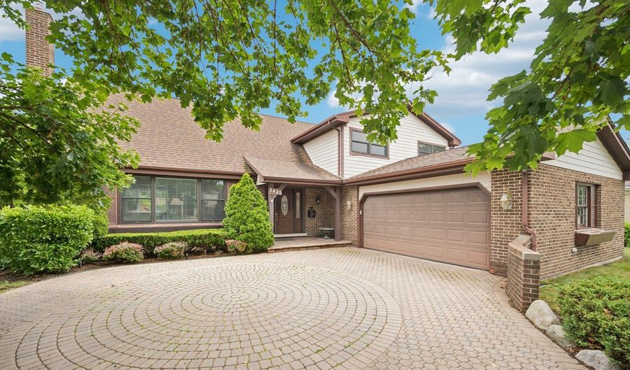 2425 N Drury Ln, Arlington Heights, IL 60004 - 5 Beds, 3 Bath